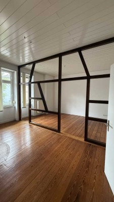 Stilvolle 3-Zimmer-Wohnung mit Holzdielen & Fachwerk-Charme nahe Wiesbadener Innenstadt
