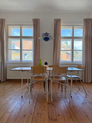 Hochwertige, vollmöblierte 2-Zimmer-Altbauwohnung im Grünen mit Burgblick