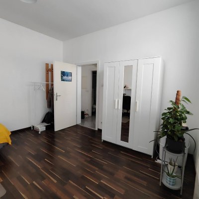 580,-- inkl. M, BK, MWSt 580,-- für 30 m2: gr. Zimmer, extra Küche, extra Bad, Vollwärmeschutz