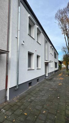 Moderne Helle 3-Zimmer Dachgeschosswohnung , Klima , PV - Solarstrom inkl. , Einbauküche , Garten