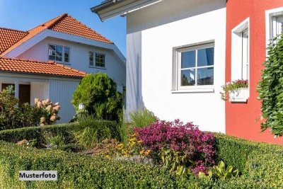 Einfamilienhaus nebst Garagen - provisionsfrei