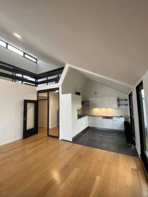 Sanierte helle Maisonettewohnung mit Galerie, Balkon und Dachterrasse