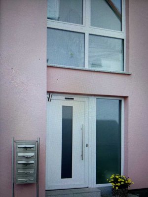 Ansprechende und vollständig renovierte 2-Raum-Maisonette-Wohnung mit EBK in Bad Bocklet
