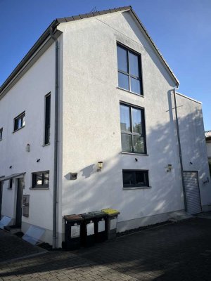 Sehr gepflegte 4-Zimmer Doppelhaushälfte mit Stellplatz in Frankfurt-Heddernheim