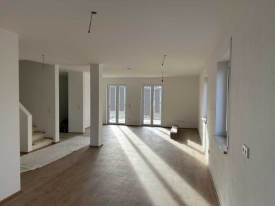 Erstbezug mit Garten: Exklusive 4-Zimmer-EG/OG-Wohnung mit gehobener Innenausstattung in Wolfersdorf