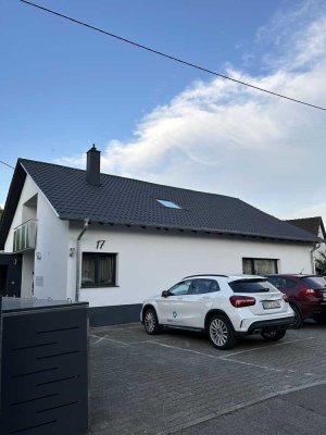 Stilvolle, modernisierte 2-Zimmer-Terrassenwohnung mit Balkon und EBK in Auenwald