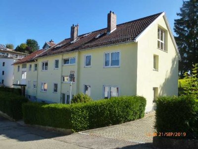 Heimelige Dachwohnung im Grünen in ruhiger Lage