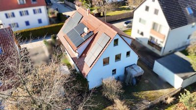 HELLE, GUT GESCHNITTENE 3-ZKB-WOHNUNG MIT GROßEM BALKON UND EIGENEM GARTEN IM ZWEIFAMILIENHAUS