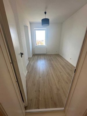 Modernisierte Wohnung mit eineinhalb Zimmern und Einbauküche in Kiel