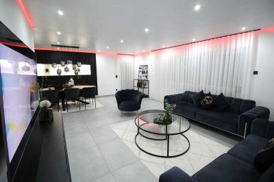 luxuriöse 3-Zimmer-Wohnung mit EBK, Balkon, Garage und Pkw Stellplatz