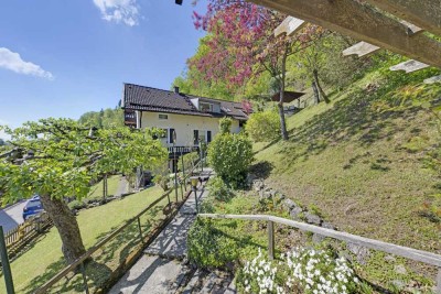 Zweifamilienhaus mit viel Potential und herrlichem Panorama-Alpenblick auf großzügigem Grundstück