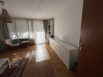 Grüne Oase in Obermenzing: Helle 2-Zimmer-Wohnung mit Loggia und Wasserblick