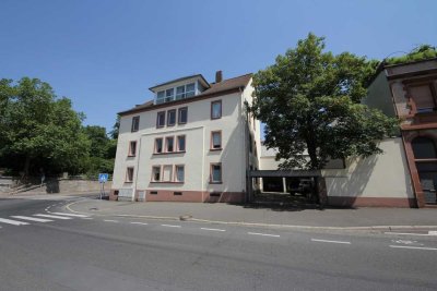 Schöne Altbauwohnung mit eingerichteter Küche, Wintergarten und großem Balkon zu vermieten!