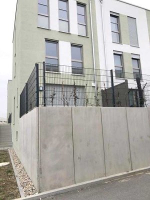Frei, neuwertig, mit vielen Extras: Chices Reihenendhaus, unterkellert, mit 2 TG-Stellplätzen, etc.