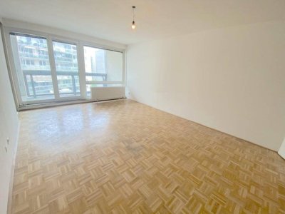 NEUER PREIS! PROVISIONSFREI VOM EIGENTÜMER! 2-ZIMMER WOHNUNG MIT LOGGIA IN DER FORSTHAUSGASSE!