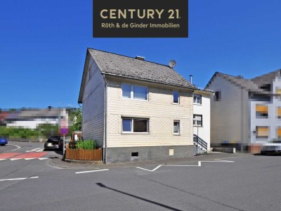 Zweifamilienhaus mit Nebengebäuden