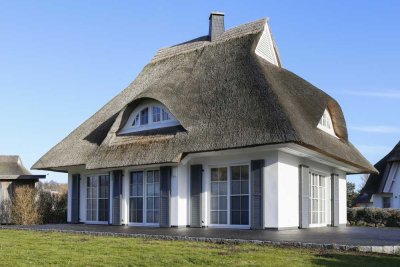 Exklusives und voll eingerichtetes Reetdachhaus mit Süd-Ost-Ausrichtung direkt am See!