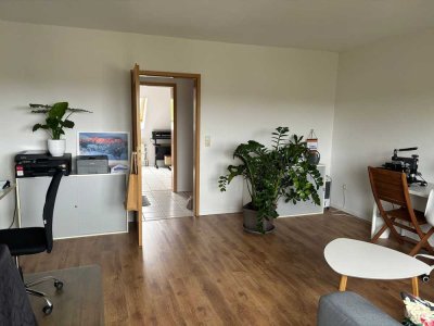 Helle 2-Zimmer-Dachgeschosswohnung mit Balkon, Keller und Stellplatz – komplett renoviert!
