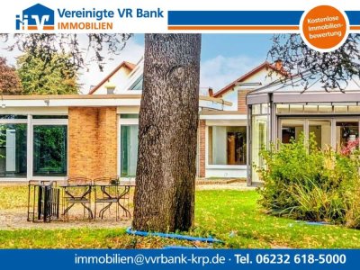 Bungalow mit Stil, Geschichte und parkähnlichem Grundstück