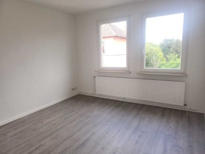 Helle 3 Zimmer Altbauwohnung (3.OG) mit Balkon in einem Mehrfamilienhaus