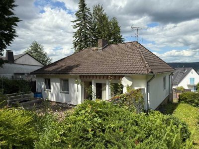 **Sanierungsbedürftiges Einfamilienwohnhaus auf Traumgrundstück in Waldrandlage**