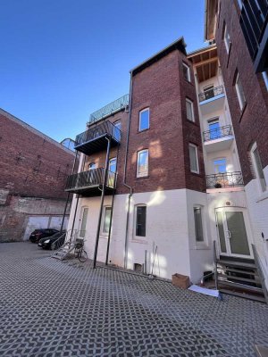 # GEMÜTLICH UND STADTNAH # ERSTBEZUG NACH SANIERUNG # 2 ZKB mit Dachterrasse und Stellplatz #
