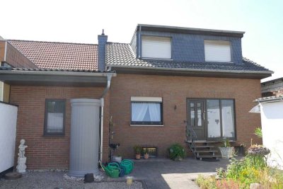 Solides Familiendomizil mit großem Innenhof, Garten und Ausbaureserve