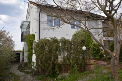 DHH  in Stuttgart-Bad Cannstatt | 7,5 Zimmer | Garten mit Obstbäumen | 2 Terrassen | ab 08/26