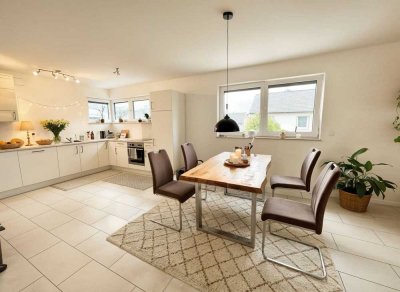 Modernes Wohnen in Rödelsee: Lichtdurchflutete 3-Zimmer-Wohnung mit offenem Grundriss u. Balkon