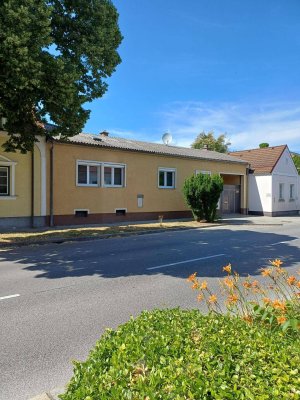 Massiv gebautes Wohnhaus in Ortskernnähe mit großzügigem Garten