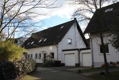 Einfamilienhaus mit Garage und kleinem Bachlauf !