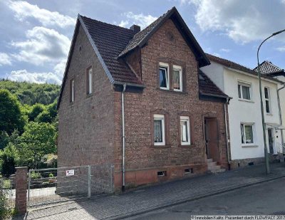 Sandsteinhaus mit tollem Grundstück und Sanierungsbedarf