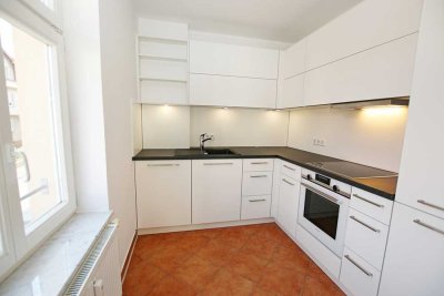 Erstbezug nach Einbau hochwertiger Tischler-EBK. 2Zi-Wohnung mit großem Südbalkon und PKW-Stellplatz