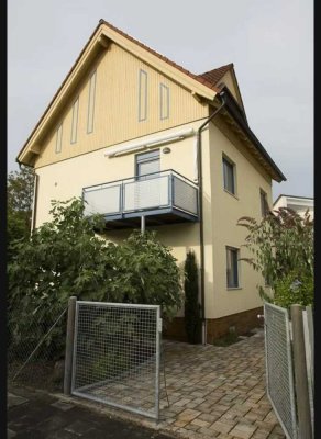 Wunderbare 2ZKB Wohnung in freistehendem Zweifamilienhaus mit privater Terrasse/ Garten, EBK, Keller
