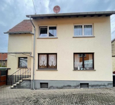 Gepflegtes Einfamilienhaus mit Gemeinschaftsgrundstück.