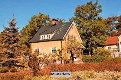 Einfamilienhaus mit Stellplatzflächen