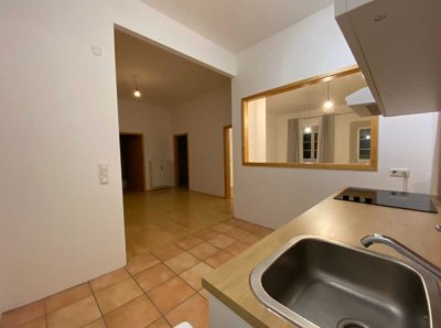 2,5 Zimmer Wohnung, hohe Decken, EBK, Studio