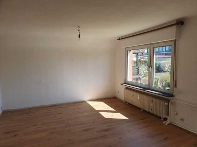 Von Privat Zweizimmer-Wohnung in einem Zweifamilienhaus mit Garten in Seckbach.