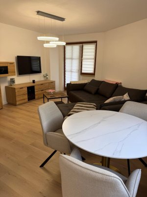 � Helle, neuwertige 2-Zi-Wohnung mit Terrasse &amp; Parkplatz | möbliert | 500m FH