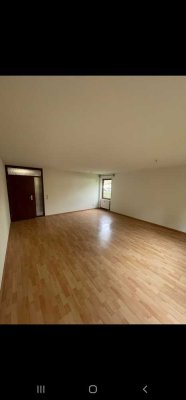 Helle und gepflegte 2,5-Zimmer-Wohnung mit Süd-Balkon und 1 Stellplätzen in Weissach im Tal