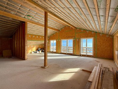 Dachgeschoß-Wohnung mit 4 Zimmern und 2 Balkonen, Traumblick über den See und zum Traunstein, offene Räume bis zum Dachstuhl! PROVISIONSFREI &amp; ERSTBEZUG!