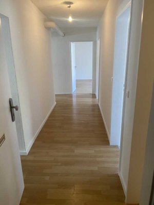 Neu renovierte 4 Zimmer-Wohnung im Theaterviertel, WG geeignet, Balkon und neue EBK