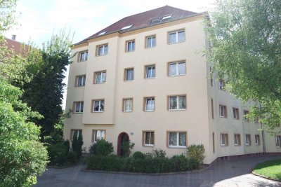 Eutritzsch - sonnige 2-Raum-Dachgeschosswohnung in ruhiger Lage mit Tageslichtbad und Wanne