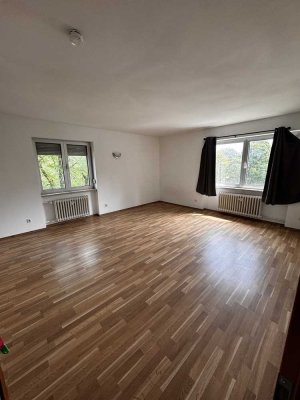 Ich suche nach einem Nachmieter für mein großes WG Zimmer