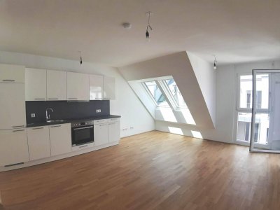 Helle 2-Zimmer-Dachgeschosswohnung mit Terrasse- in der Koloniestraße