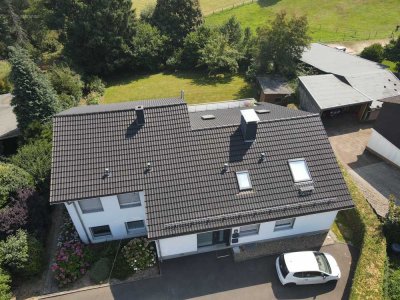 Großes, modernisiertes Zwei-/Dreifamilienhaus mit riesigem Grundstück und Pool