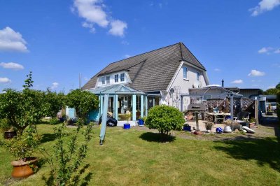 Große Doppelhaushälfte mit Garage und tollem Garten