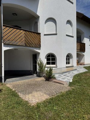 Moderne Souterrain-Wohnung mit Terrasse in ruhiger Lage