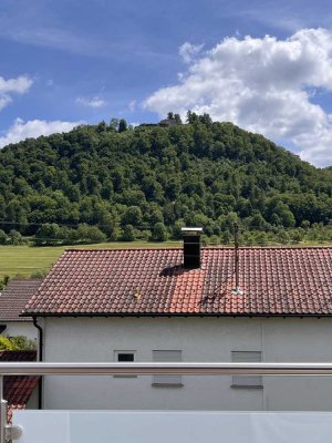 Ruhige 2-Zimmer-Dachgeschosswohnung mit Südloggia und Hiltenburg-Blick in Bad Ditzenbach