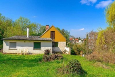 Traumhaftes Baugrundstück mit geräumigen Haus und Gewölbekeller!